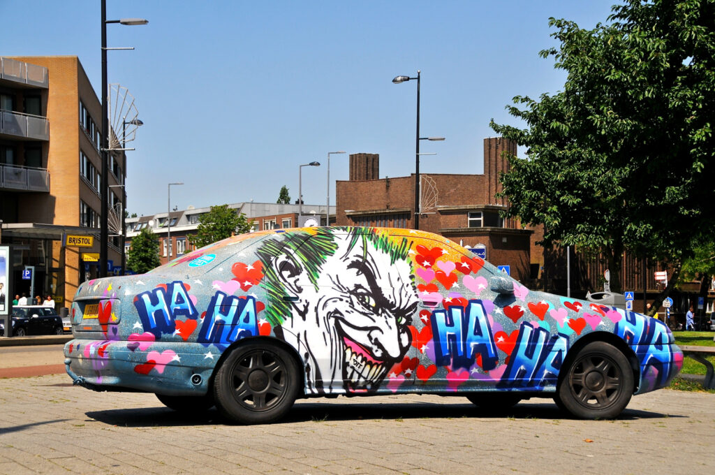 Voiture entièrement recouverte de graffitis à Rotterdam – FaceMePLS